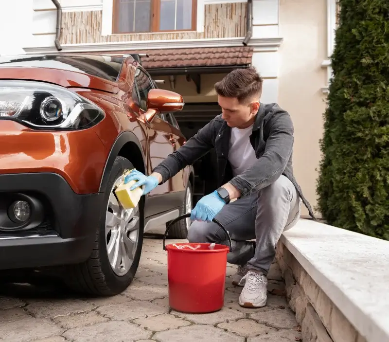 Lavage auto à domicile Pradines : professionnel intervenant sur un véhicule
